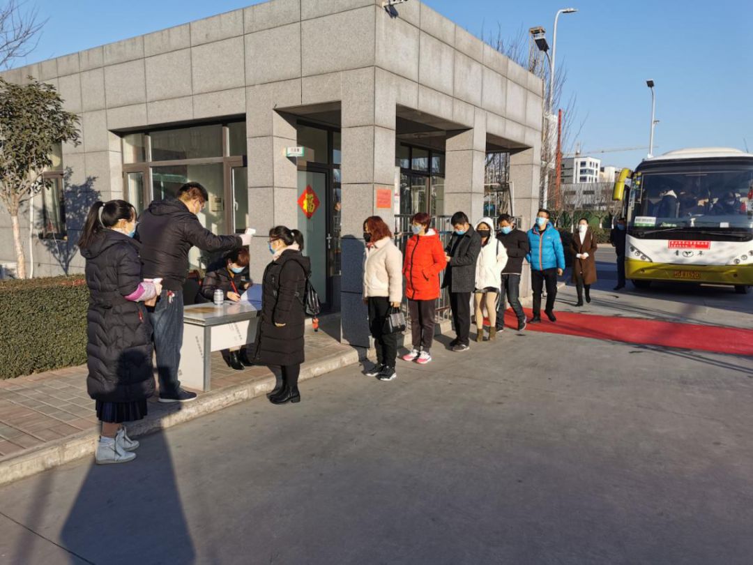 陜西國仁健康藥業(yè)員工登記信息檢測體溫上班