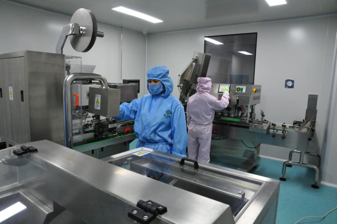 陜西國仁健康藥業(yè)有限公司工人操作車間